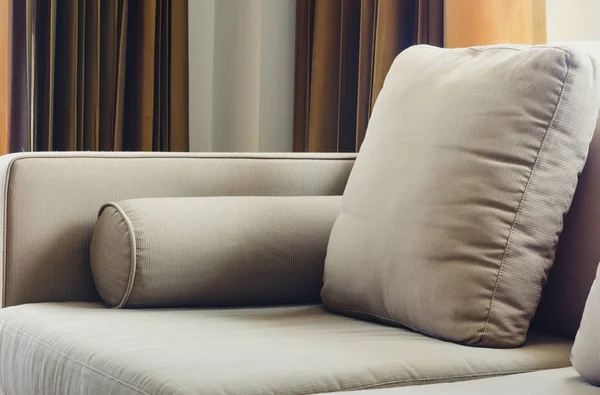 โซฟาผ้าที่มีหมอนในห้องนั่งเล่น ใกล้ๆ — ภาพถ่ายสต็อก