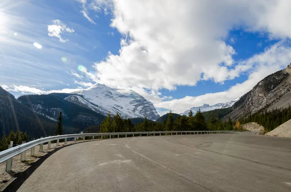 Columbia třpytivý silnice přes národní park Jasper, Alberta, — Stock fotografie