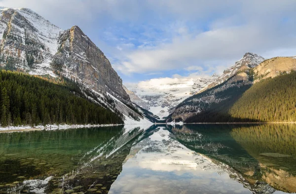 Vue du matin du lac Louise avec le reflet des montagnes Rocheuses dans le th — Photo