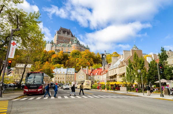 Kleurrijke herfst uitzicht op de oude stad Quebec en Frontenac Castle in — Stockfoto