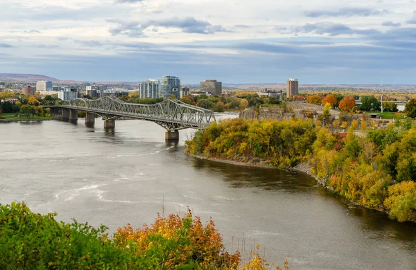 Река Оттава и мост Александра в Оттаве, Канада — стоковое фото