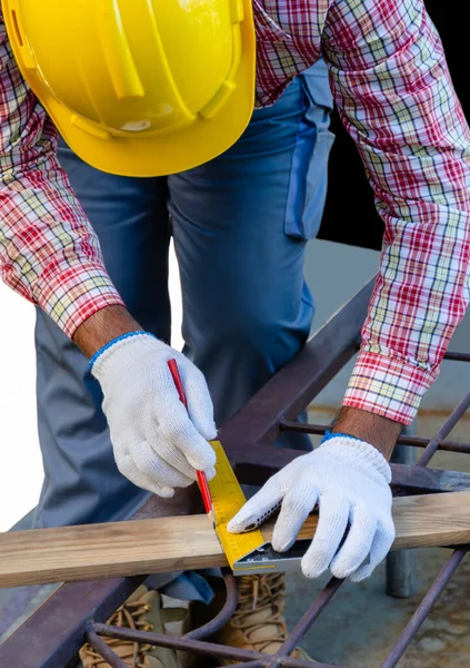 Man Snickare Mäta Trä Planka Med Stål Fyrkant Och Märkning — Stockfoto