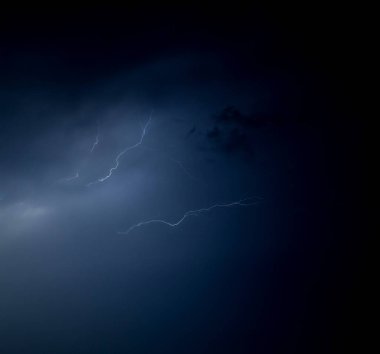 fırtına ve şimşek uyuyan bir şehir üzerinde bir yaz gecesi