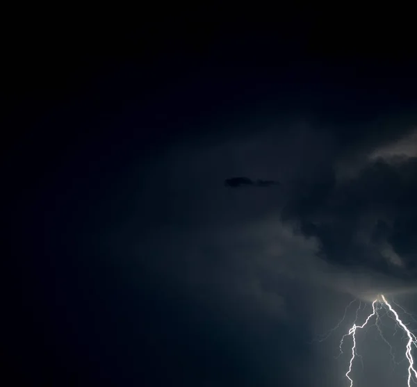 Tormenta Eléctrica Relámpagos Una Noche Verano Sobre Una Ciudad Dormida —  Fotos de Stock