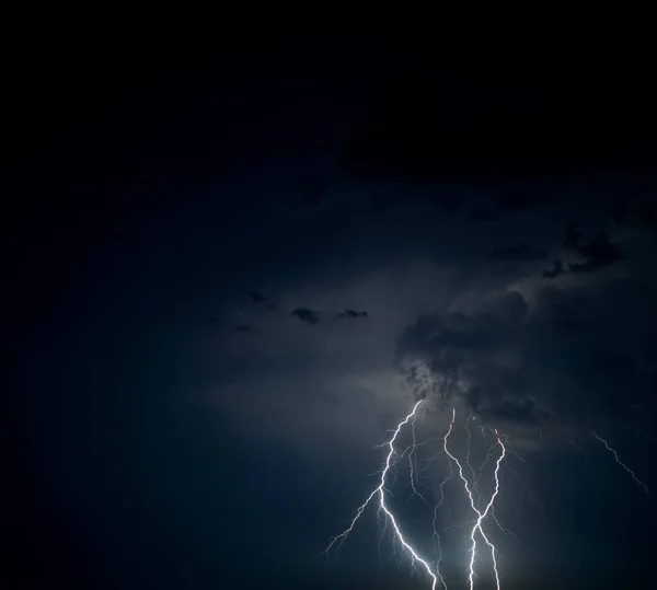 Trovoada Relâmpago Uma Noite Verão Sobre Uma Cidade Adormecida — Fotografia de Stock