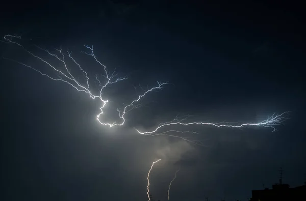 Tormenta Eléctrica Relámpagos Una Noche Verano Sobre Una Ciudad Dormida —  Fotos de Stock