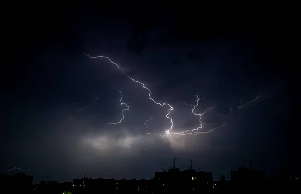 Trovoada Relâmpago Uma Noite Verão Sobre Uma Cidade Adormecida — Fotografia de Stock