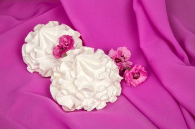 Pembe kumaş pembe korun ile üzerine beyaz havadar yönetmektedir