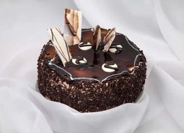 kanatlar, toz, hafif bir arka plan üzerinde brown ile çikolatalı kek