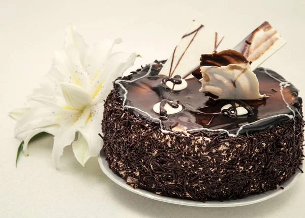 hafif bir arka plan üzerinde toz ile ARGE beyaz zambak ve çikolata kek