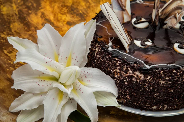 kestaneleri ve lily çiçek karanlık bir sıcak mermer zemin üzerine krema ile çikolatalı kek