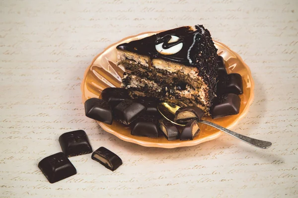 retro bir arka plan üzerinde çikolata çinilerin adet sarı inci tabakta çikolatalı pasta kesme bir parçası