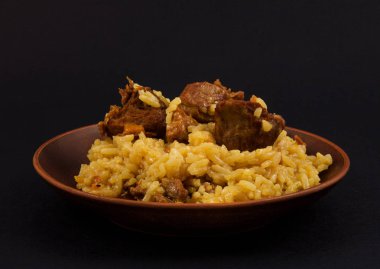 kil tabak pirinç pilav, et, zerdeçal siyah arka plan üzerine