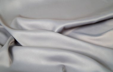 yumuşak gri metalik kumaş dalgalar ve kıvrımlar ile kaplı, perdelik