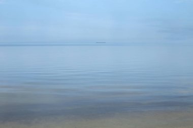 büyük bir nehir ve gökyüzü yaz manzara, bir ekran koruyucu veya arka plan olarak, huzur.