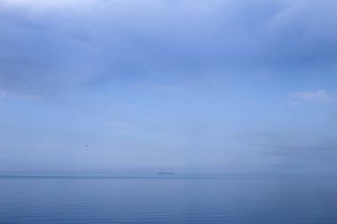 büyük bir nehir ve gökyüzü yaz manzara, bir ekran koruyucu veya arka plan olarak, huzur.