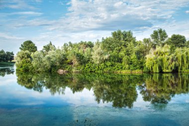 bir fırtına dan sonra güzel yaz su manzara - nehir üzerinde adalar