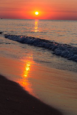 Karadeniz üzerinde yükselen güneş, turuncu tonlarında