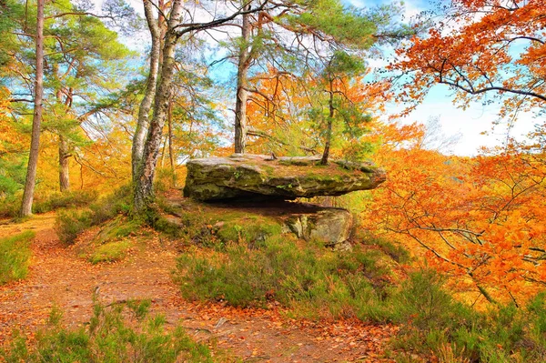 ドイツ 秋のダーン ロックランドのアルトシュロスフェルセン岩 — ストック写真