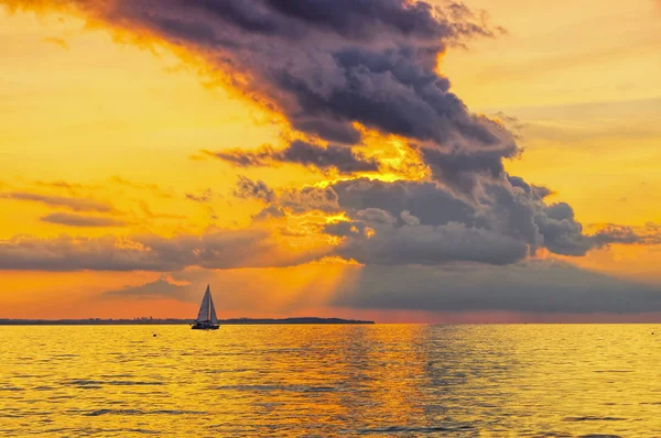 Ein Schöner Sonnenuntergang Meer Mit Einem Segelboot Und Dramatischen Wolken — Stockfoto
