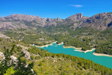 Dağlardaki Guadalest Gölü, Costa Blanca