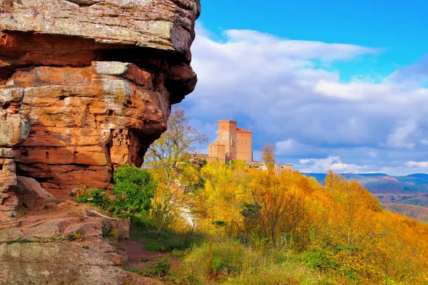 Palatinate Ormanı'ndaki Trifels kalesi — Stok fotoğraf