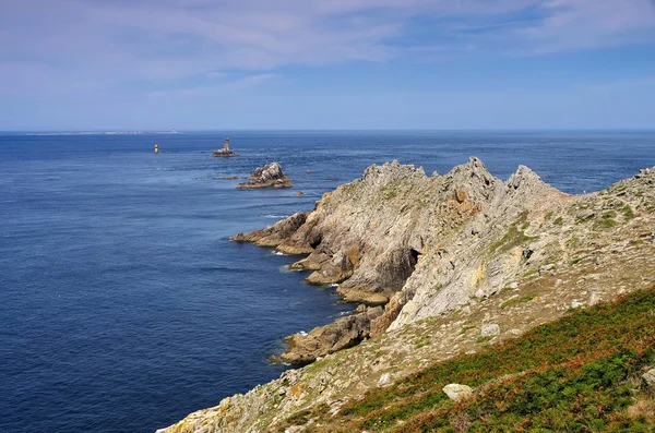 Pointe du Raz i latarnia morska Phare de la Vieille w Bretanii — Zdjęcie stockowe