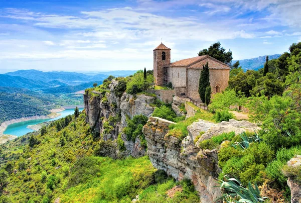 카탈루냐의 산타 마리아데 시루라 나에 있는 로마네스크 성당의 전경 — 스톡 사진