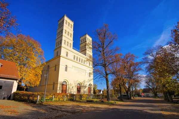 Straupitz Schinkelkirche w Spree Forest jesienią — Zdjęcie stockowe