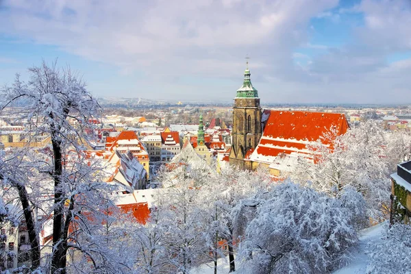 La ville Pirna en hiver avec la neige — Photo