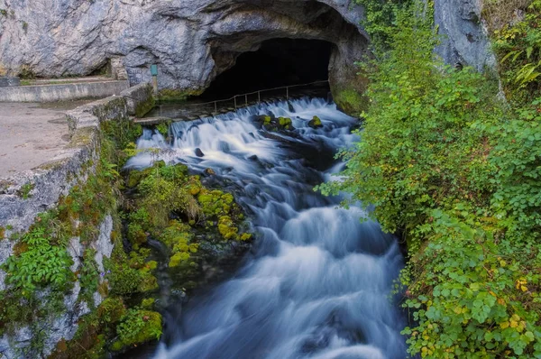 La fontaine de fontestorbes, cerca de Montsegur — Foto de Stock