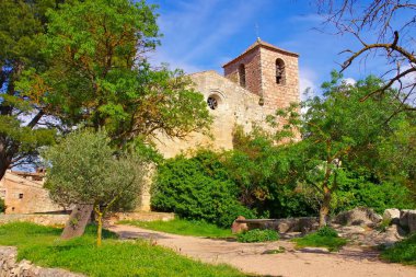 Katalonya 'daki Santa Maria de Siurana Roma Kilisesi manzarası
