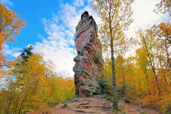 Der Felsenbindesbacher Turm im Pfälzerwald im Herbst — Stockfoto