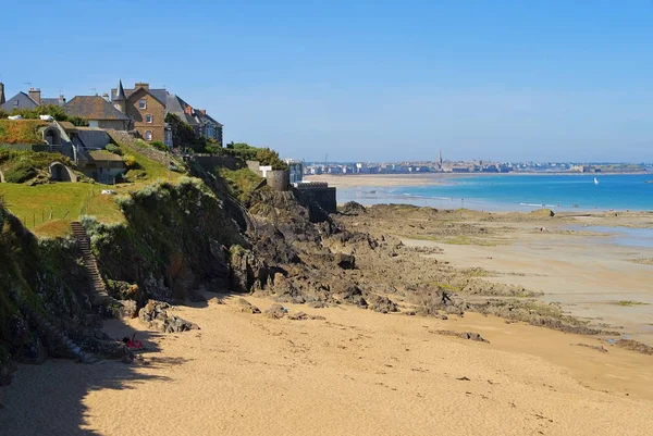 Città murata di Saint-Malo spiaggia in Bretagna — Foto Stock