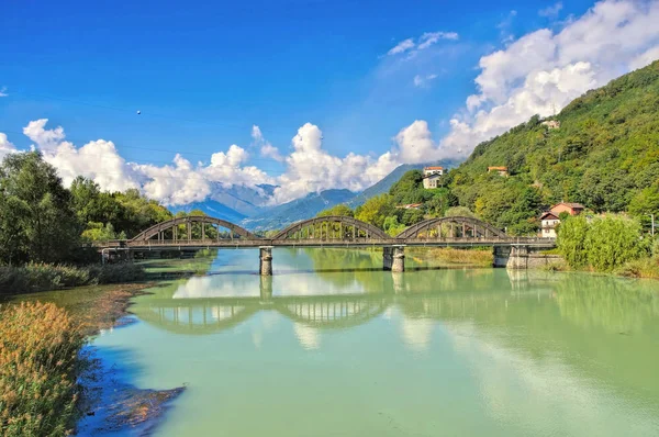 Lago di Mezzola'ya como gölü kanalı