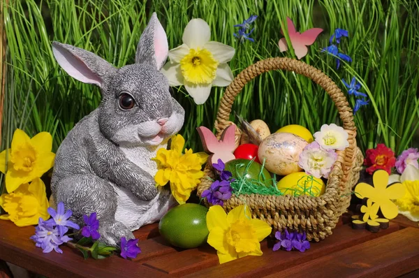 Easter bunny with easter basket — Stock Photo, Image
