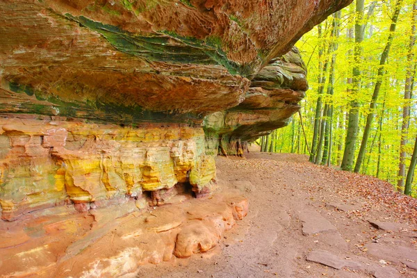 Altschlossfelsen рок в місті Dahn Rockland, Німеччина — стокове фото