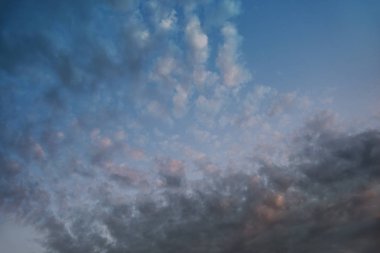 bulutlar üzerinde mavi gökyüzü