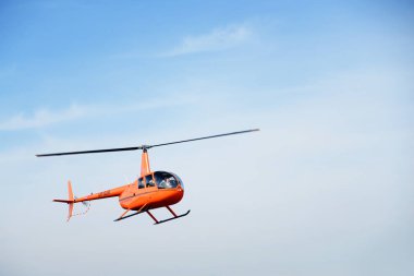 Kiev, Ukrayna - 8 Mart 2019: Uçan helikopter Kiev, Ukrayna