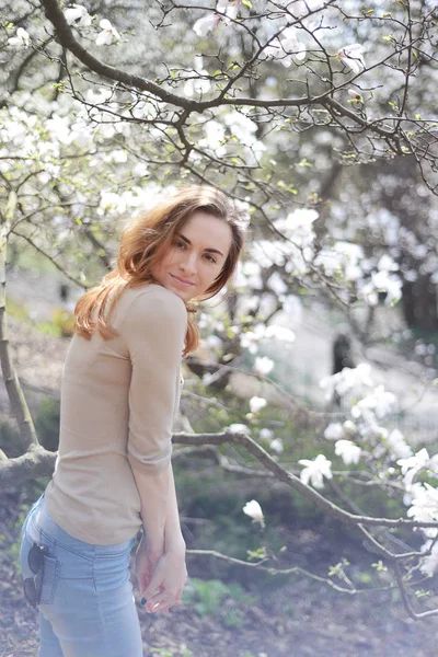 Young Woman Blooming Magnolia Garden — Stockfoto
