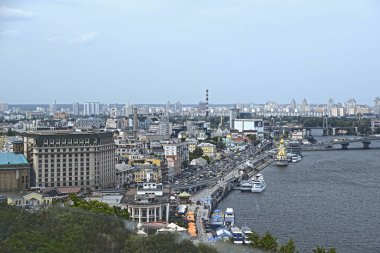 Dnipro nehri ile Kiev şehir manzarası. Podil semtinde n için görüntüle
