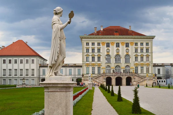 Szobrok és Park a Nymphenburgi Palota előtt, Münchenben, Németországban — Stock Fotó