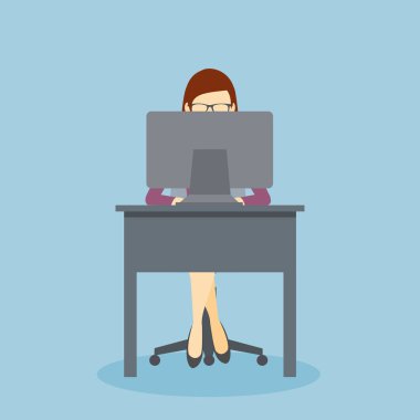 Kişisel bilgisayarıyla ofis masasında çalışan kişi