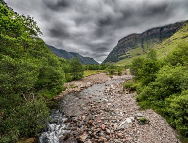 Ormanda gizli dere tarafından vurularak Glen Coe dağlar.