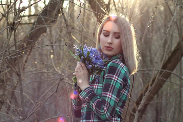 Çam Parkı Orman Kız Kaldırımda Yaz Fotoğraf Oturumu Yolda Bir — Stok fotoğraf