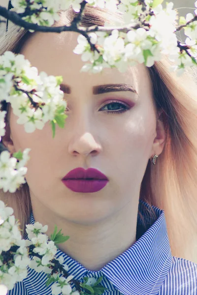 çam parkı, orman, kız kaldırımda, yaz fotoğraf oturumu yolda bir çam parkı içinde