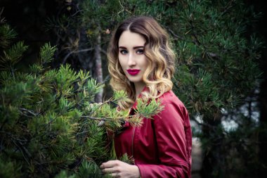 parkta bankların üzerinde bir sırt çantası ile kız