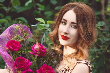 çam parkı, orman, kız kaldırımda, yaz fotoğraf oturumu yolda bir çam parkı içinde