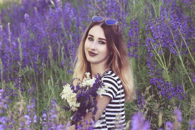 çam parkı, orman, kız kaldırımda, yaz fotoğraf oturumu yolda bir çam parkı içinde