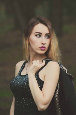 parkta bankların üzerinde bir sırt çantası ile kız